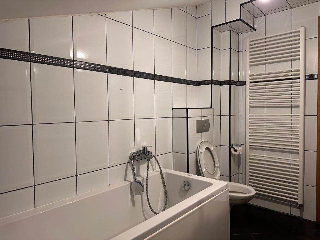 Rooms Near The Airport Сараево Экстерьер фото